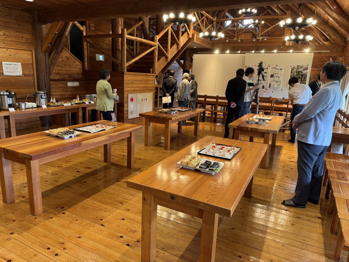 kengohirachi's tweet photo. 今日は玉原国際セミナーハウスの6年ぶりの開所式でした。相原理事と歴代研究科長も参加。初代マグカップの最後の一個がサンプルとして残っていました。新しい玉原マグカップを２００個作っていますが持っていくのを忘れていました。 https://t.co/L9aKJfDEoy