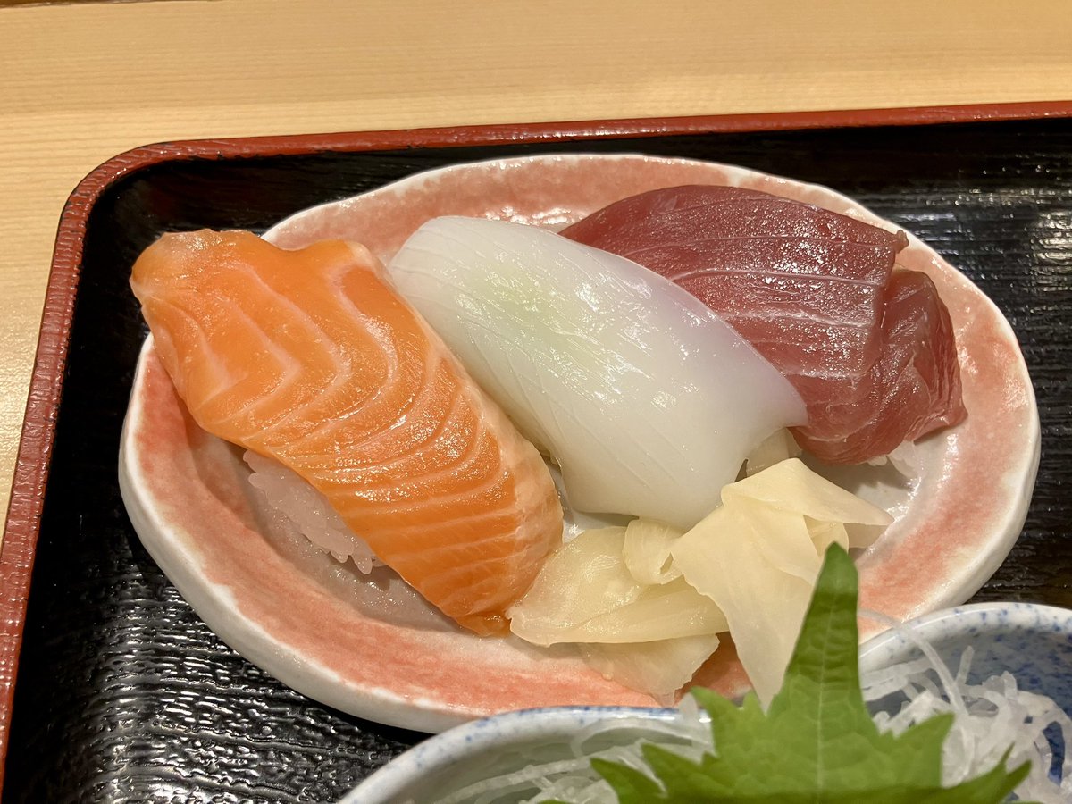 MELL2541's tweet photo. GLAYファンの方々が練り歩く函館駅前を横目にホテルテトラ函館駅前にある「はこだて寿司」さんで晩酌セット🍣
鮪含めてネタ、刺身の分厚さが本当に桁違いでやっぱり美味かった。ホテルのコスパが抜群すぎてフロントスタッフさんが限界突破していてSNSであまり拡散しないほうがいいぐらいお客さんもいた https://t.co/cAm9PKViqn