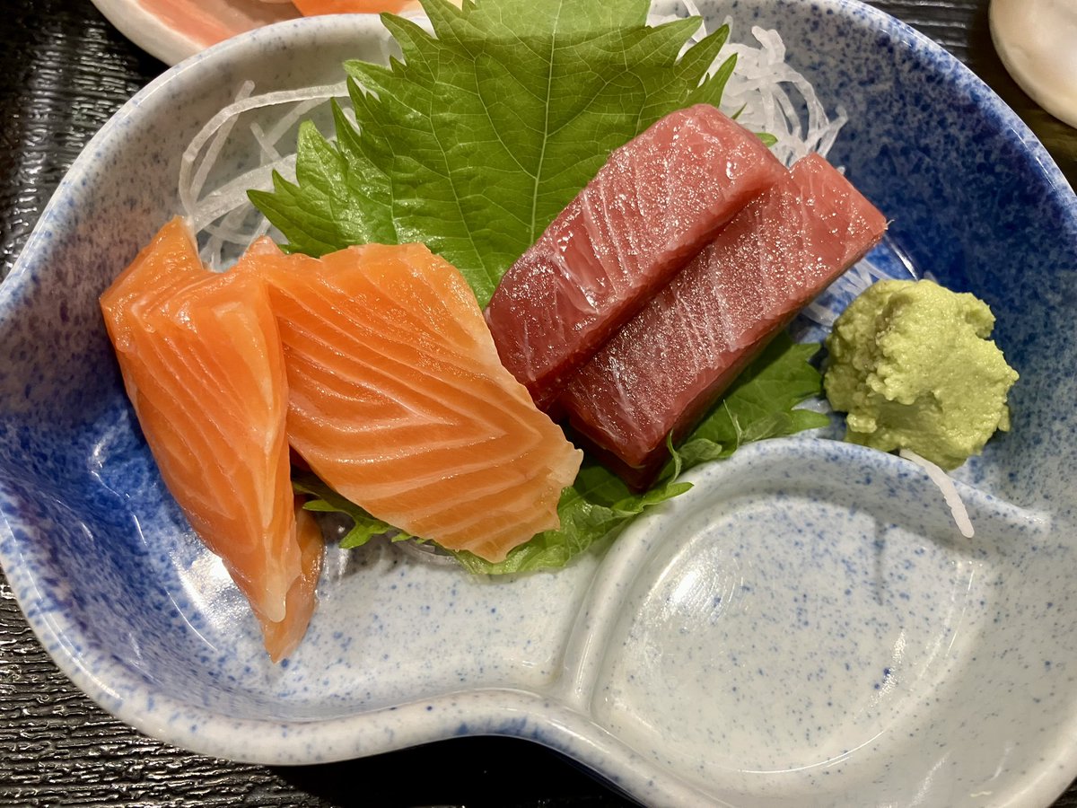 MELL2541's tweet photo. GLAYファンの方々が練り歩く函館駅前を横目にホテルテトラ函館駅前にある「はこだて寿司」さんで晩酌セット🍣
鮪含めてネタ、刺身の分厚さが本当に桁違いでやっぱり美味かった。ホテルのコスパが抜群すぎてフロントスタッフさんが限界突破していてSNSであまり拡散しないほうがいいぐらいお客さんもいた https://t.co/cAm9PKViqn