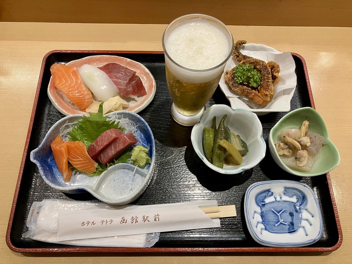 MELL2541's tweet photo. GLAYファンの方々が練り歩く函館駅前を横目にホテルテトラ函館駅前にある「はこだて寿司」さんで晩酌セット🍣
鮪含めてネタ、刺身の分厚さが本当に桁違いでやっぱり美味かった。ホテルのコスパが抜群すぎてフロントスタッフさんが限界突破していてSNSであまり拡散しないほうがいいぐらいお客さんもいた https://t.co/cAm9PKViqn