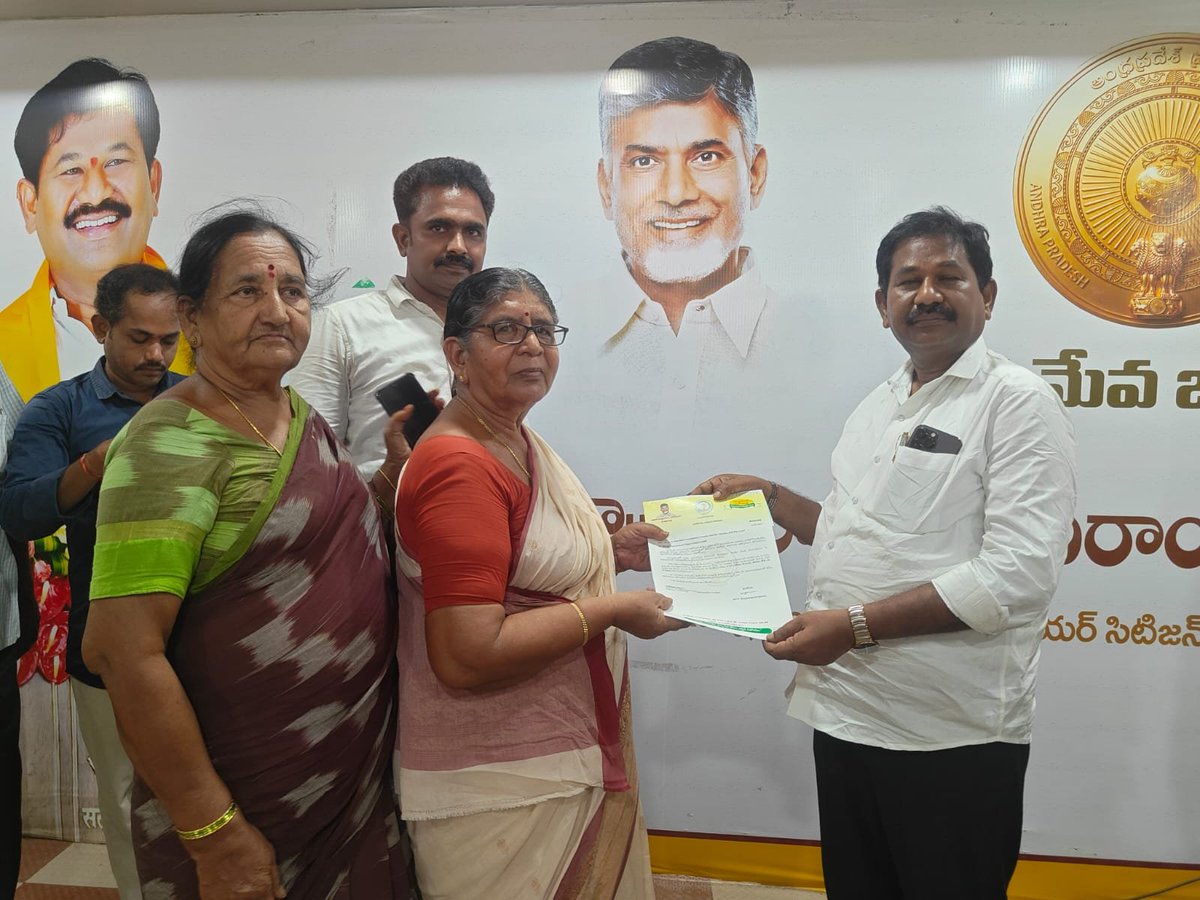 Drswamydola's tweet photo. #DSBalaveeranjaneyaswamy #CMRF 
#Kondapi #NaraChandrababuNaidu
#PublicWelfare 
#AndhraPradesh #GoodGovernance

విద్య, వైద్యం, ఆరోగ్య రంగాలకు అత్యంత ప్రాధాన్యత ఇవ్వడమే మా కూటమి ప్రభుత్వ లక్ష్యం.
నేడు టంగుటూరు మండలం తూర్పు నాయుడుపాలెంలోని నా క్యాంపు కార్యాలయంలో లబ్ధిదారులకు ముఖ్యమంత్రి సహాయ నిధి (CMRF) చెక్కులను పంపిణీ చేశాను.
గౌరవ ముఖ్యమంత్రి శ్రీ నారా చంద్రబాబు నాయుడు గారి నాయకత్వంలో ప్రజలందరూ ఆరోగ్యంగా, ఆనందంగా జీవించాలనే సంకల్పంతో ప్రభుత్వం పనిచేస్తోంది. కొండపి నియోజకవర్గంలో ఇప్పటివరకు రూ.15 కోట్లకు పైగా విలువైన ముఖ్యమంత్రి సహాయ నిధి చెక్కులను లబ్ధిదారులకు అందజేయడం ఆనందంగా ఉంది.