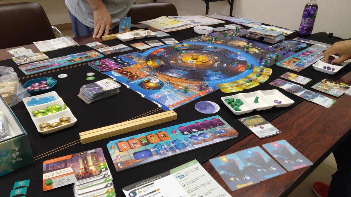 Fukui08319613's tweet photo. 以前遊ばせてもらったSETI。
好きなボードゲームTOP5に食い込みそうです。
探り探りのプレイでカツカツの資源管理に大興奮しながらプレイ笑
企業に恵まれ、3人プレイ184点で勝利。
この夏リプレイしたいなぁ
一度遊んだボドゲは勿論リプレイしたい。けど、日々ボドゲは増えていく…
嬉しい悩みですね。 https://t.co/s6LJMi9rcF