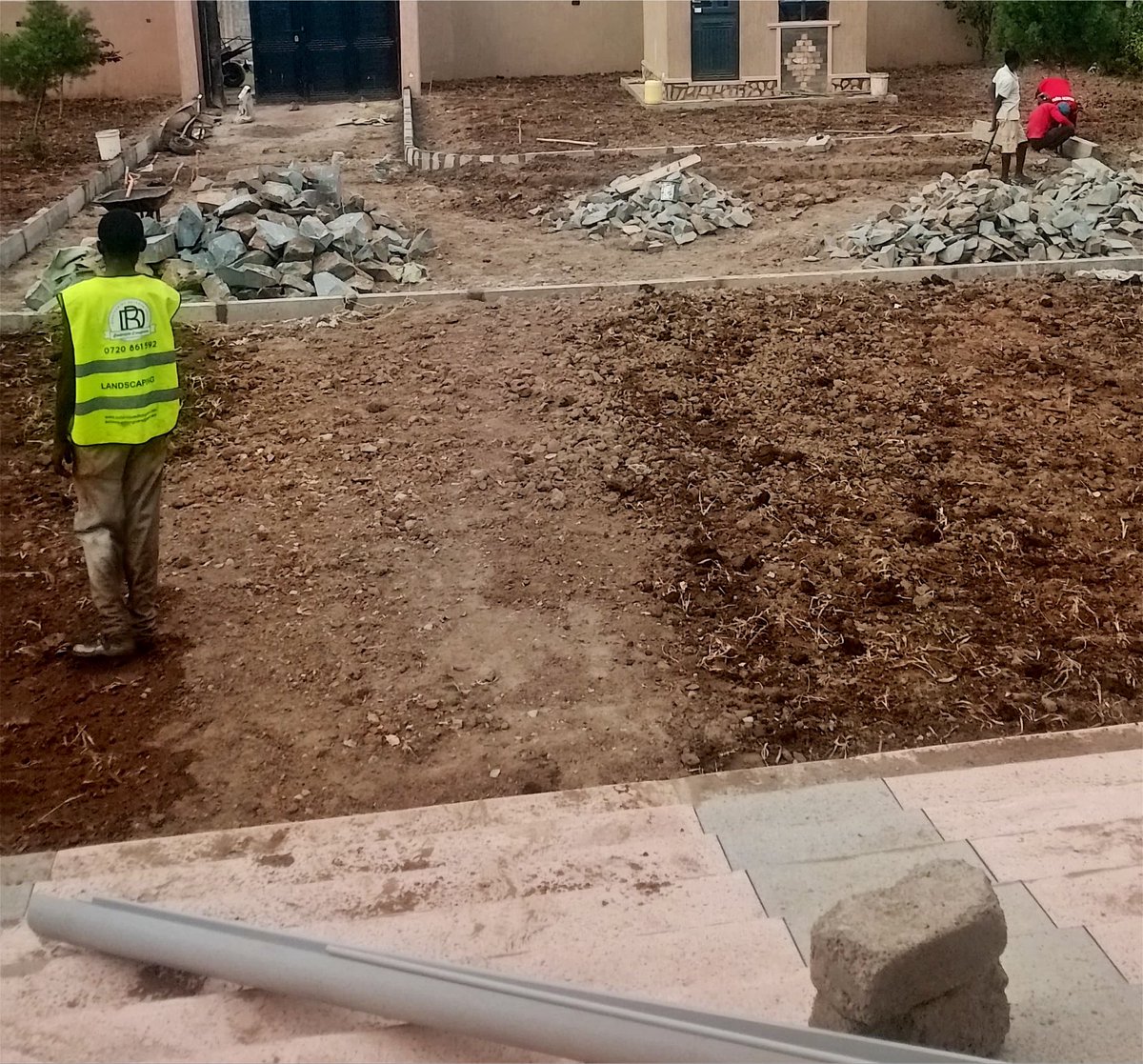 BotaniqueDng's tweet photo. The โbonesโ of this new garden are officially taking shape! ๐ง
Getting the concrete edging set, prepping the soil, and laying down the first grass sprigs.
Trust the process. Canโt wait to show you the final green space.
#LandscapeDesign #GardenMakeover #BotaniqueDesigners #LandscapingLife