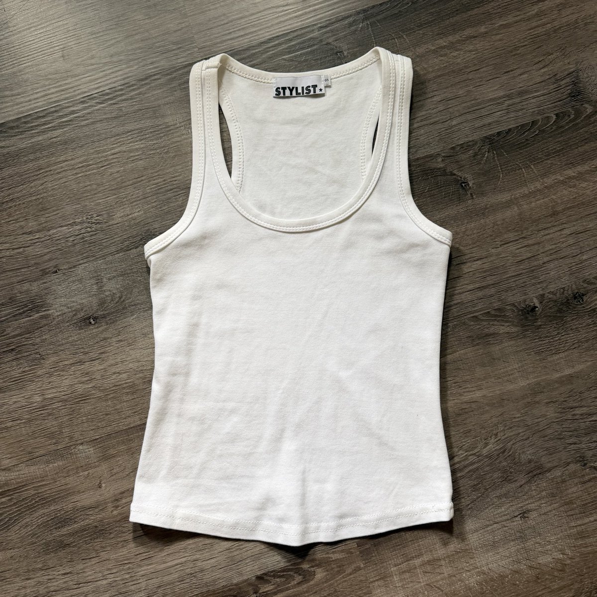 3500000z's tweet photo. stylist white tank top ใส่หนึ่งครั้ง
price 120 
size s 
bust 28-32 waist 28 length 18.5 https://t.co/myjJkja3C6