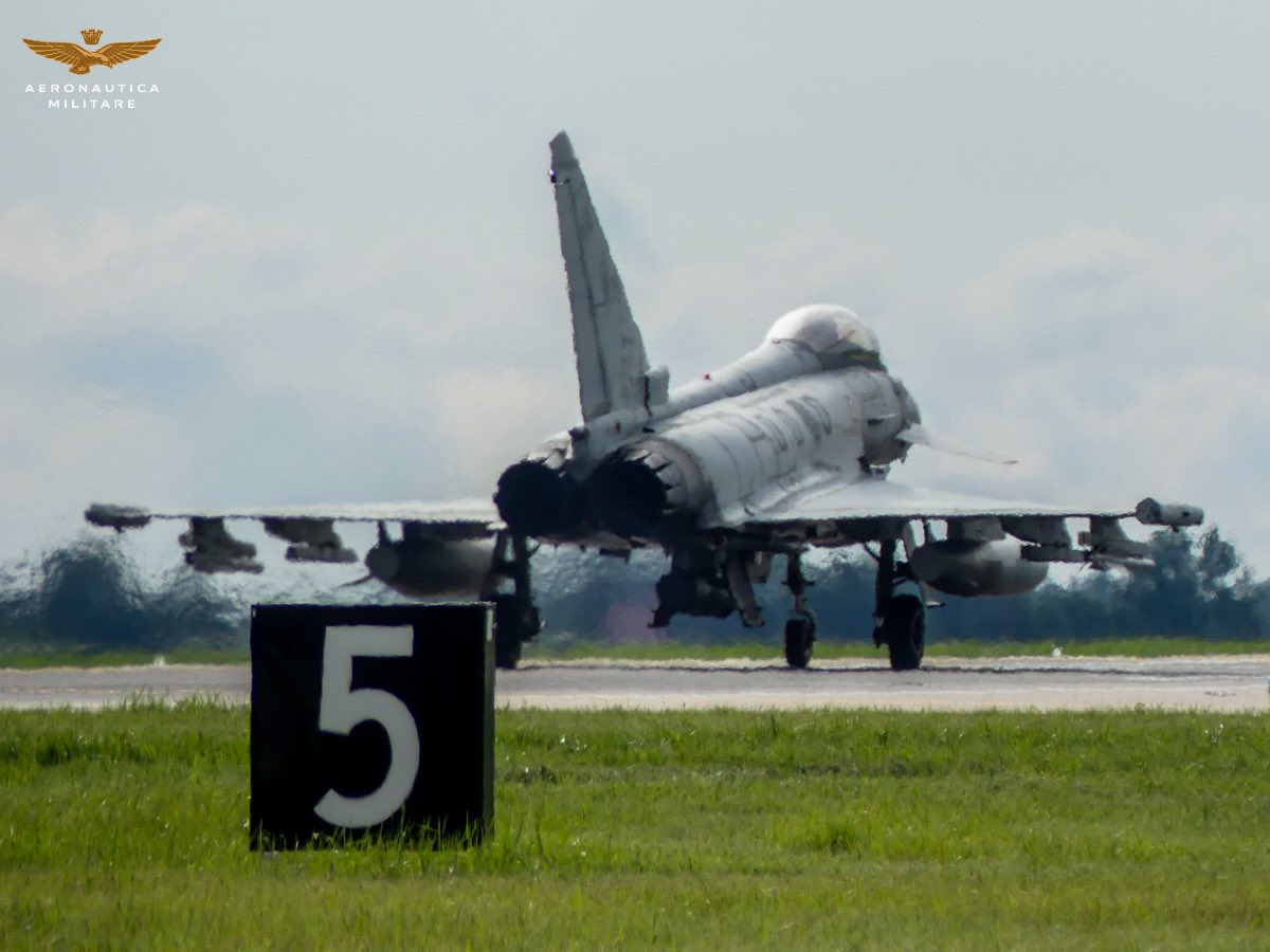ItalianAirForce's tweet photo. Lituania: ieri, 03 agosto, 1º scramble per 2 Eurofighter dell'#AeronauticaMilitare nella missione NATO Baltic Air Policing della Task Force Air “Baltic Thunder III” che sono decollati per intercettare 2 velivoli militari russi. 
Maggiori informazioni 📰 https://t.co/GfxY6ZpcI5 https://t.co/yRAkyzyw0P
