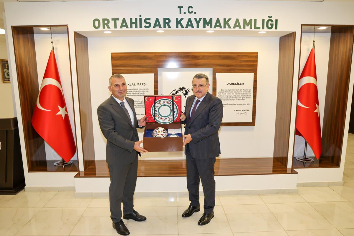 ahmetmgenc's tweet photo. Ortahisar Kaymakamlığı görevine yeni atanan Sn. Dr. Muhammed Lütfi Kotan’a hayırlı olsun ziyaretinde bulunduk.

Yeni görevinde kendilerine başarılar diliyor, Ortahisar’ımıza yapacağı hizmetlerde kolaylıklar ve muvaffakiyetler temenni ediyorum. https://t.co/9uwDYxeNoV