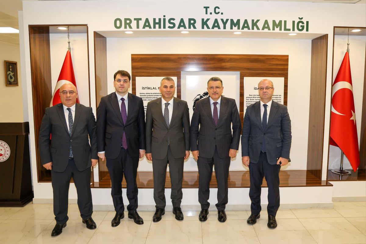 ahmetmgenc's tweet photo. Ortahisar Kaymakamlığı görevine yeni atanan Sn. Dr. Muhammed Lütfi Kotan’a hayırlı olsun ziyaretinde bulunduk.

Yeni görevinde kendilerine başarılar diliyor, Ortahisar’ımıza yapacağı hizmetlerde kolaylıklar ve muvaffakiyetler temenni ediyorum. https://t.co/9uwDYxeNoV