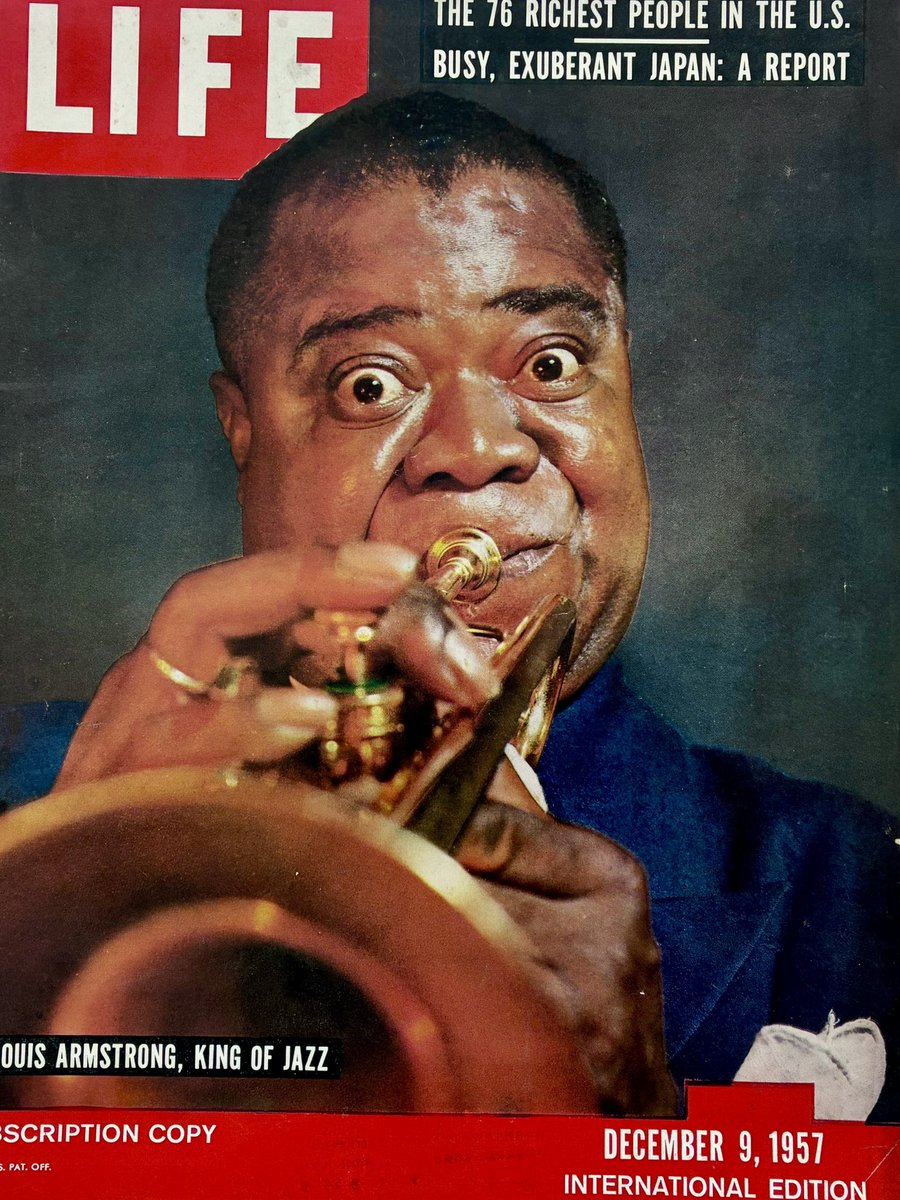 cineartnexus's tweet photo. 🎺今日は、ルイ・アームストロングの誕生日。

“King of Jazz”──その称号にふさわしい、唯一無二の存在。
トランペットの音色と温かい歌声は、70年近く経った今も色褪せることなく、世界中の人々を魅了し続けています。

写真は1957年12月9日号の『LIFE』誌

#LouisArmstrong #LIFEMagazine https://t.co/vtA7TWNpGC