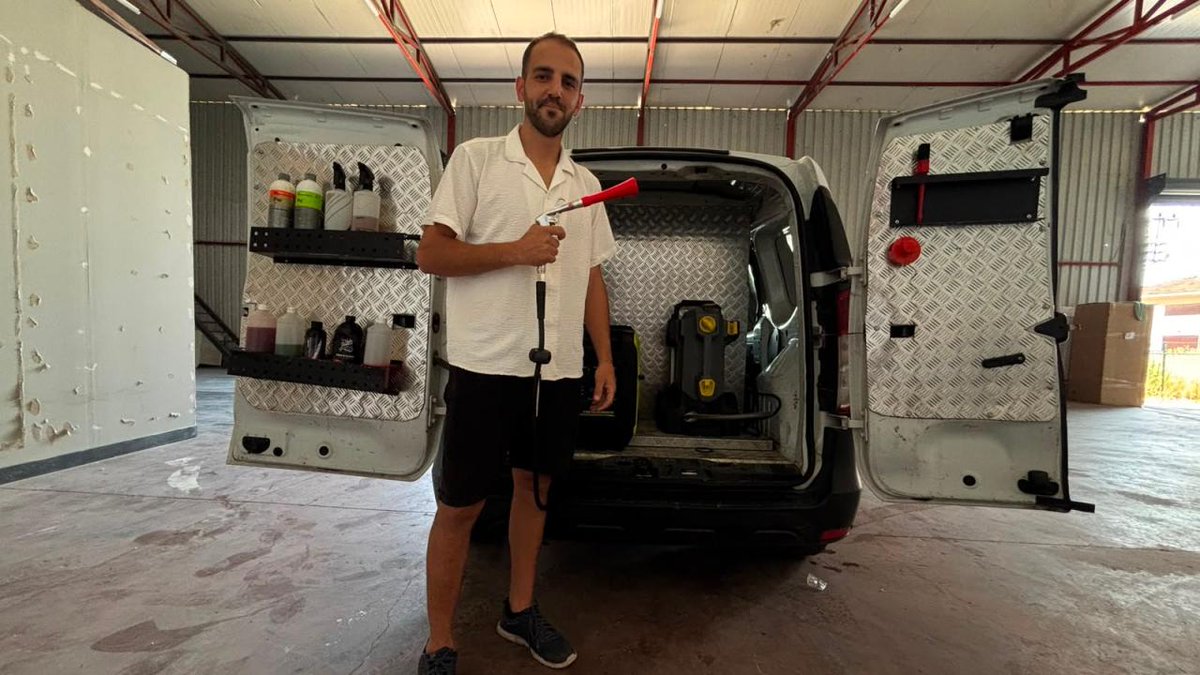 DemaSNewss's tweet photo. 🚨Bursa'da örnek davranış!

Nilüfer'de yaşayan mobil oto yıkama ustası Tuğrul Deligöz, mahalleleri dolaşarak yol kenarında park halinde bulunan kirli araçları hiçbir ücret talep etmeden temizliyor.

İki yıl önce yaşlı bir vatandaşın isteğiyle başladığı bu uygulamayı sürdüren Deligöz, araç sahiplerine sürpriz yaparken sosyal medyada da büyük takdir topluyor.

#Bursa  #SONDAKİKA  #Türkiye

foto: TRT haber