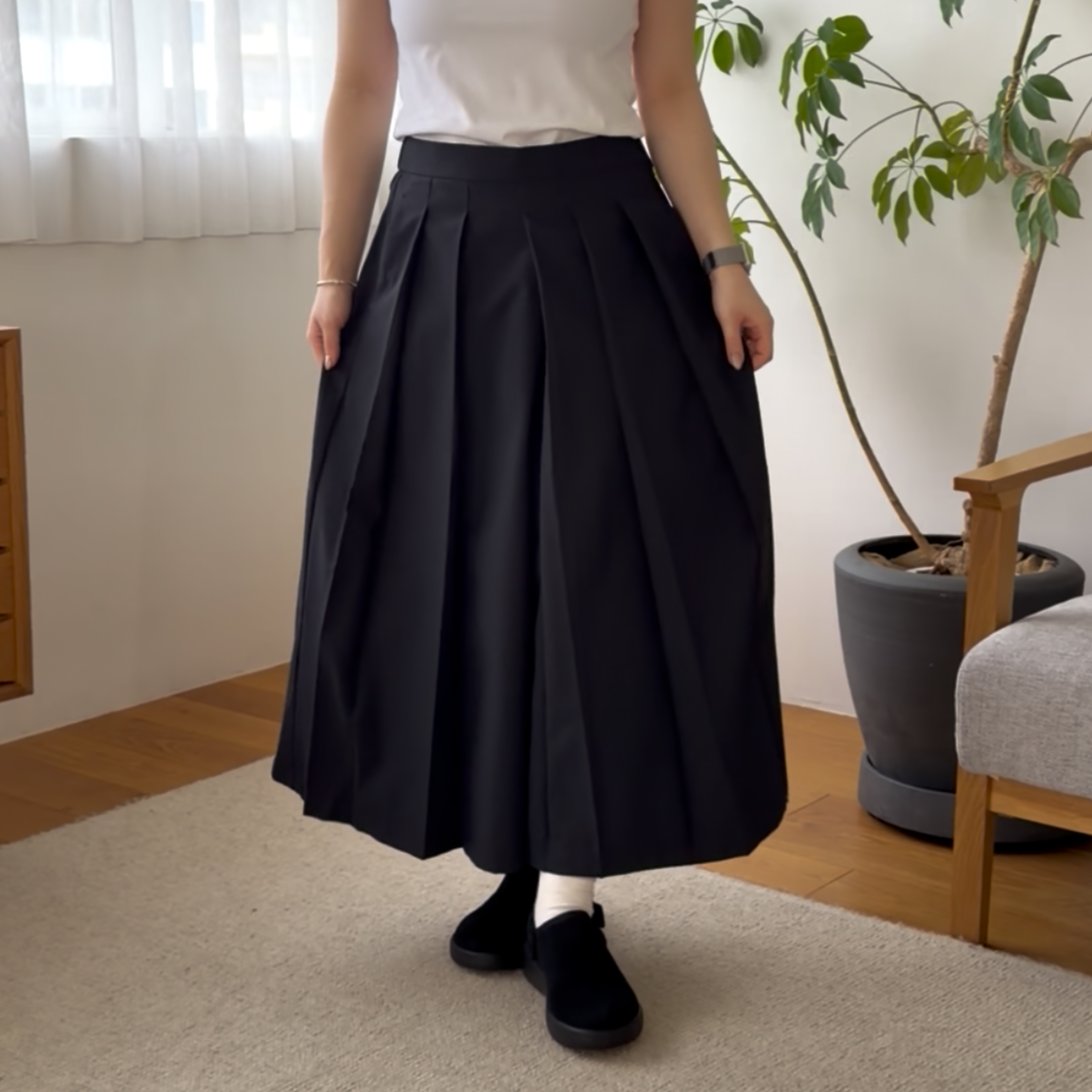 muji_net's tweet photo. 伝統的な日本の衣装である、「はかま」に着想を得た、ゆとりのあるシルエットのパンツがもうすぐ発売。

一見すると、スカートのように見えるデザインが特長です。

https://t.co/GeJGnbRJAT

※2026年8月10日（月）より順次発売予定
※発売の日程・価格は変更になる場合があります https://t.co/y6sb3TWa69