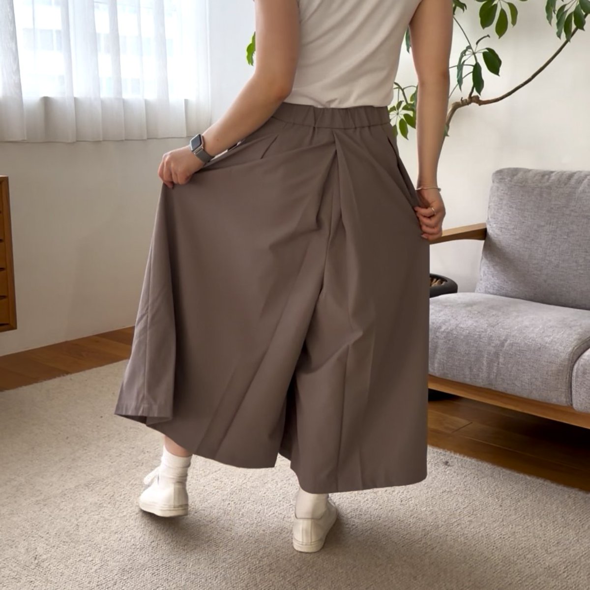 muji_net's tweet photo. 伝統的な日本の衣装である、「はかま」に着想を得た、ゆとりのあるシルエットのパンツがもうすぐ発売。

一見すると、スカートのように見えるデザインが特長です。

https://t.co/GeJGnbRJAT

※2026年8月10日（月）より順次発売予定
※発売の日程・価格は変更になる場合があります https://t.co/y6sb3TWa69