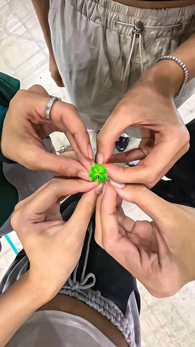 jnkdevotion's tweet photo. last year when we were complaining abt the lact of activities and even sent a truck to yg the pinks posted ts &amp; we stopped it, it's gonna happen again bcs they are spoiled like that, they know blinks are gonna love them no matter what so they give us the bare minimum https://t.co/qBXkNGC0hO