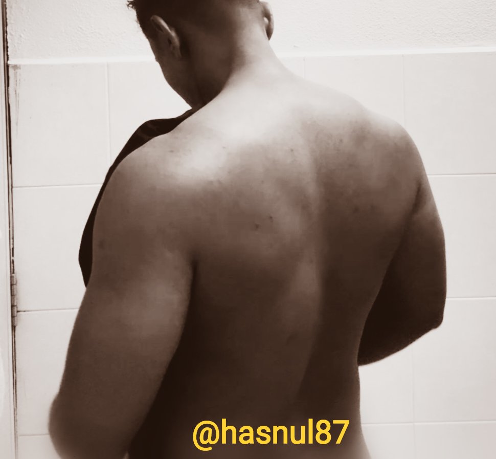 MRStudio87's tweet photo. Persoalan malam ni: Isteri lebih suka 1 atau 2 batang? 🫣

​Nak 'bunyi moan' lagi kuat &amp; makin mesra, kuncinya bro kena treat dia macam Queen dulu kat rumah. Manjakan emosi dia dulu, hormat &amp; jaga hati dia, komfirm 'aksi' atas katil auto bertukar ganas!

#husbandwife #suamiisteri https://t.co/soT07prMOK