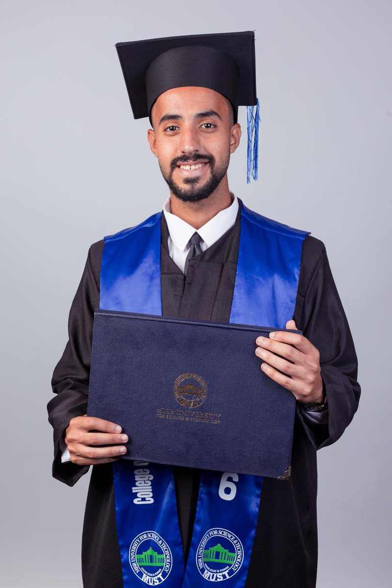 fbwd_'s tweet photo. مليانه الدنيا حكايات و انا لسا عالق هنا🎓🎓🤍 https://t.co/9DVTCyhbF0