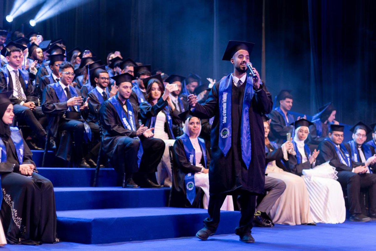 fbwd_'s tweet photo. مليانه الدنيا حكايات و انا لسا عالق هنا🎓🎓🤍 https://t.co/9DVTCyhbF0