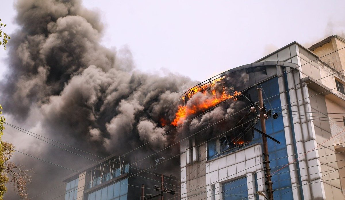 TheDailyPioneer's tweet photo. A major fire broke out at an electronic chip manufacturing factory, prompting an emergency response from firefighters.
Click to read: https://t.co/TsI9vEMYhw
#FactoryFire #ElectronicChip #FireAccident #Manufacturing https://t.co/Rbbb83yHqe