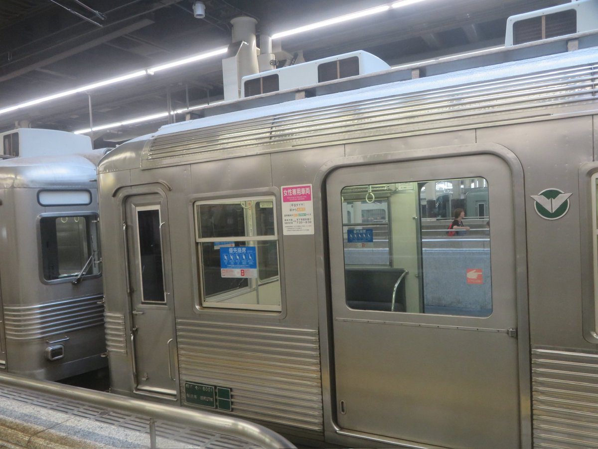 kito223R201's tweet photo. 抵抗器で汗だくの難波駅💦💦💦
昭和な電車と復刻カラーのコラボレーション✨

お銀を撮ろかな？と思えば緑サザンも居まして、、、非常にホークスな瞬間でしたね。

6001fが発射寸前に6023fが滑り込み！！
2本しか居ない4連口が顔合わ😃
しかも両方とも急行🟧本当に何時代？😂 https://t.co/cCU5C74hql