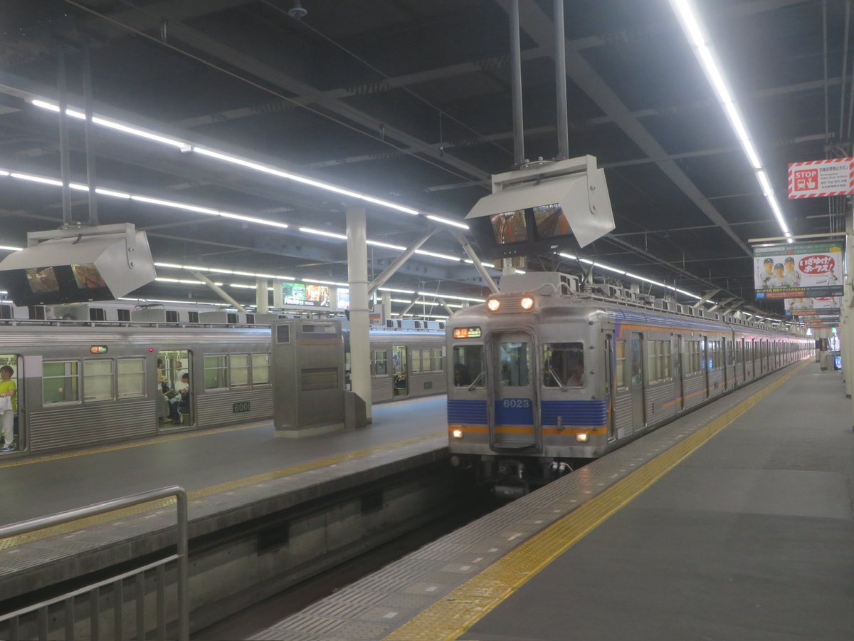 kito223R201's tweet photo. 抵抗器で汗だくの難波駅💦💦💦
昭和な電車と復刻カラーのコラボレーション✨

お銀を撮ろかな？と思えば緑サザンも居まして、、、非常にホークスな瞬間でしたね。

6001fが発射寸前に6023fが滑り込み！！
2本しか居ない4連口が顔合わ😃
しかも両方とも急行🟧本当に何時代？😂 https://t.co/cCU5C74hql