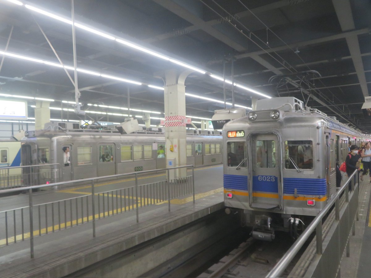 kito223R201's tweet photo. 抵抗器で汗だくの難波駅💦💦💦
昭和な電車と復刻カラーのコラボレーション✨

お銀を撮ろかな？と思えば緑サザンも居まして、、、非常にホークスな瞬間でしたね。

6001fが発射寸前に6023fが滑り込み！！
2本しか居ない4連口が顔合わ😃
しかも両方とも急行🟧本当に何時代？😂 https://t.co/cCU5C74hql