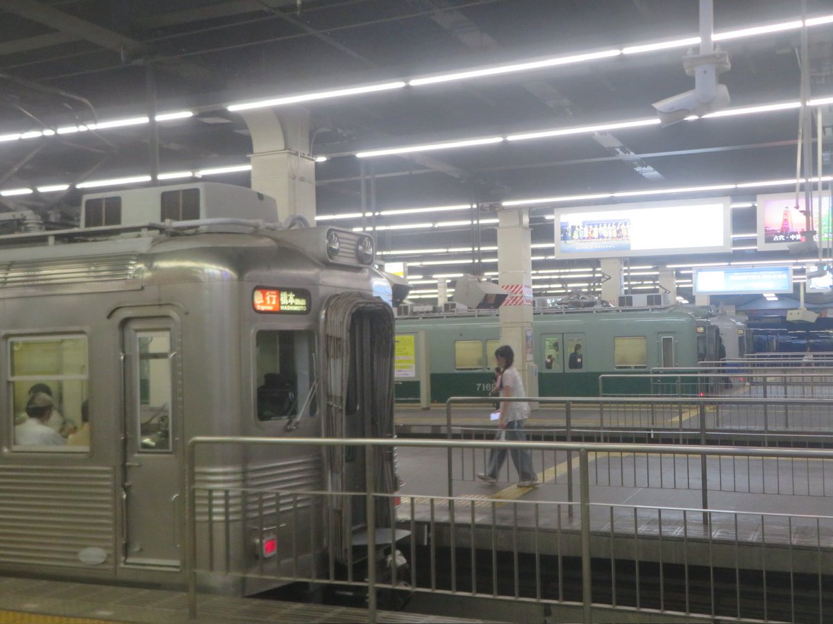 kito223R201's tweet photo. 抵抗器で汗だくの難波駅💦💦💦
昭和な電車と復刻カラーのコラボレーション✨

お銀を撮ろかな？と思えば緑サザンも居まして、、、非常にホークスな瞬間でしたね。

6001fが発射寸前に6023fが滑り込み！！
2本しか居ない4連口が顔合わ😃
しかも両方とも急行🟧本当に何時代？😂 https://t.co/cCU5C74hql