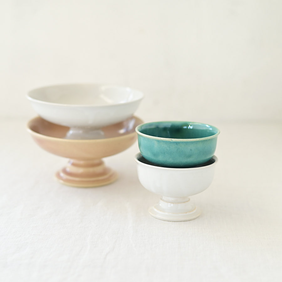 maru_poterie's tweet photo. 器好きは、ときどき横顔で器を選んでいます。
この器も最初に惹かれたのは横から見た姿でした。
少し浮いたような軽さ。
置いた時に生まれる、やわらかな影。
高台は上から見ると隠れてしまうから使うときには見えません。
それでも細部まで美しさにこだわる、そんな器はなんだか信用したくなります。 https://t.co/KCE6BVsUPF