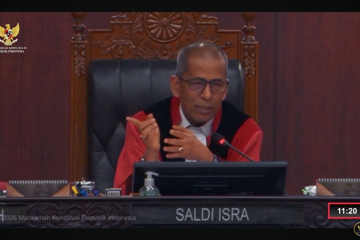 LambeSahamjja's tweet photo. hakim mk saldi isra bilang ganti rugi delay pesawat 300rb atau snack gak masuk akal: 
- katanya gak sebanding sama kerugian riil penumpang
- contoh: penumpang bisa gagal ketemu klien, gagal jadi pembicara, atau gagal jadi penguji ujian
- atau pasien yang sakit atau darurat 
- saldi minta pemerintah jelasin dasar penentuan besaran ganti rugi itu
- dia tanya apakah aturan itu udah libatin lembaga perlindungan konsumen
- tegasin pemerintah jangan cuma bela maskapai, 
- konsumen juga harus dilindungi