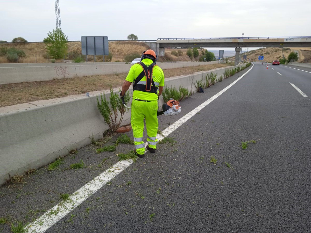 oscar_puente_'s tweet photo. Adjudicamos 33,5 M€ para la conservación de 88 km de nuestra red de Carreteras en Madrid.

Invertimos en seguridad vial, mantenimiento de instalaciones, túneles y sistemas de comunicación. https://t.co/ImnYO0RcD5