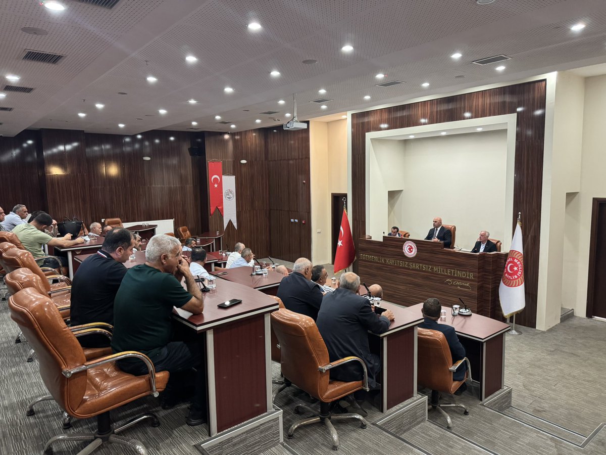 bitlismeclis's tweet photo. 📌Ağustos Ayı Olağan Meclis Toplantısı - 2.
Birleşim|

İl Genel Meclisimiz, Ağustos Ayı Olağan Toplantısı’nın 2. Birleşimini İl Genel Meclis Başkanımız Sn. Medet İLBARS (@medetilbars) başkanlığında gerçekleştirdi.

Toplantı, vefatının sene-i devriyesinde eski il Genel Meclis Başkanımız merhum Ali AKIN’ın rahmet ve dualarla anılmasıyla başladı. Anmanın ardından, İl Özel idaresi 2026 yılı ek bütçe görüşmelerine geçilerek ilimizin yatırım ve projeleri ele alındı. Alınacak kararların Bitlis’imize ve hemşehrilerimize hayırlı olmasını dileriz.