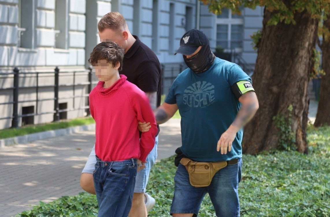 PiotrSa58513278's tweet photo. 18-letni ukraiński nożownik z Wrocławia. Mijając go na ulicy pomyślelibyście, że ma zadatki na mordercę?
Ciekawe ile razy na lekcjach przysposobienia obywatelskiego na Ukrainie odśpiewał "Batko nasz Bandera" i "Sława nacji". https://t.co/Ea7Ugnixdx