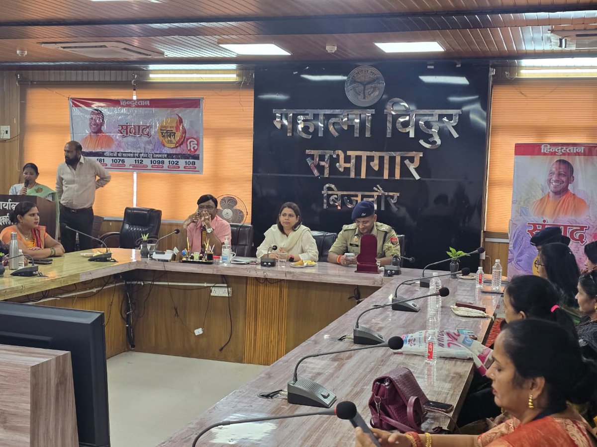 bijnorpolice's tweet photo. #BijnorPolice
जिलाधिकारी, पुलिस अधीक्षक एवं मुख्य विकास अधिकारी, बिजनौर ने दैनिक समाचार पत्र हिन्दुस्तान द्वारा आयोजित मिशन शक्ति 5.0 सम्मान समारोह में उत्कृष्ट एवं प्रेरणादायी कार्य करने वाली महिलाओं को सम्मानित कर उनका उत्साहवर्धन किया।
#UPPolice https://t.co/BhTBIFsePz