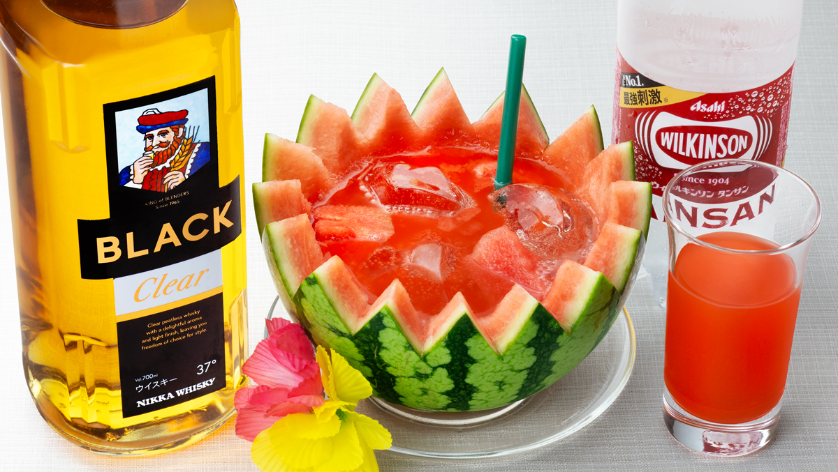 nikka_jp's tweet photo. 夏といえばスイカじゃろ！

＼ﾊﾞﾊﾞｰﾝ／
🍉スイカ丸ごとハイボール(一人前)🍉

冷やした小玉スイカを半分に切り、中身をくり抜く！種が多い所は潰してジュースに！スイカの器に氷・「ブラックニッカ クリア」・スイカジュース・炭酸水・切った実を入れて完成！甘さすっきり！爽やかな一杯じゃよ！ https://t.co/kCgA2RBQxb