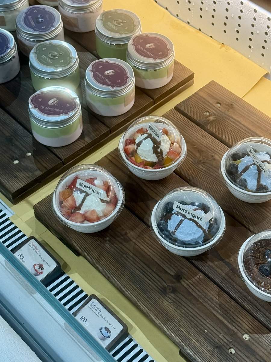chingcbn's tweet photo. More Yogurt เปิดแล้วน้าา
ร้านอยู่ชั้น5 โซน Nextopia, Siam Paragon
วันนี้สั่ง2 เมนู 
- Original Yogurt Shake 🥤
- Pistachio Avocado Yogurt Shake 🥑

ส่วนตัวเราว่าราคาค่อนข้างแรงน้า 
- ตัวพิทาชิโอ้ มีความนัวอโวคาโด้เข้าไป มีความมันนัว มีซอสกับถั่วพิทาชิโอ้ หอมมาก เราชอบพิทาชิโอ้ ถูกใจสิ่งนี้😘 หักคะแนนตรงแก้วละเกือบ 200 🫩
- ตัวโยเกิร์ตธรรมดา ตอนชิม เหมือนนมเปรี้ยวมากกว่สโยเกิร์ต แล้วตอนแรกไม่ค่อยเย็น พอเขย่าๆ เองจนเย็นรสชาติดีขึ้น