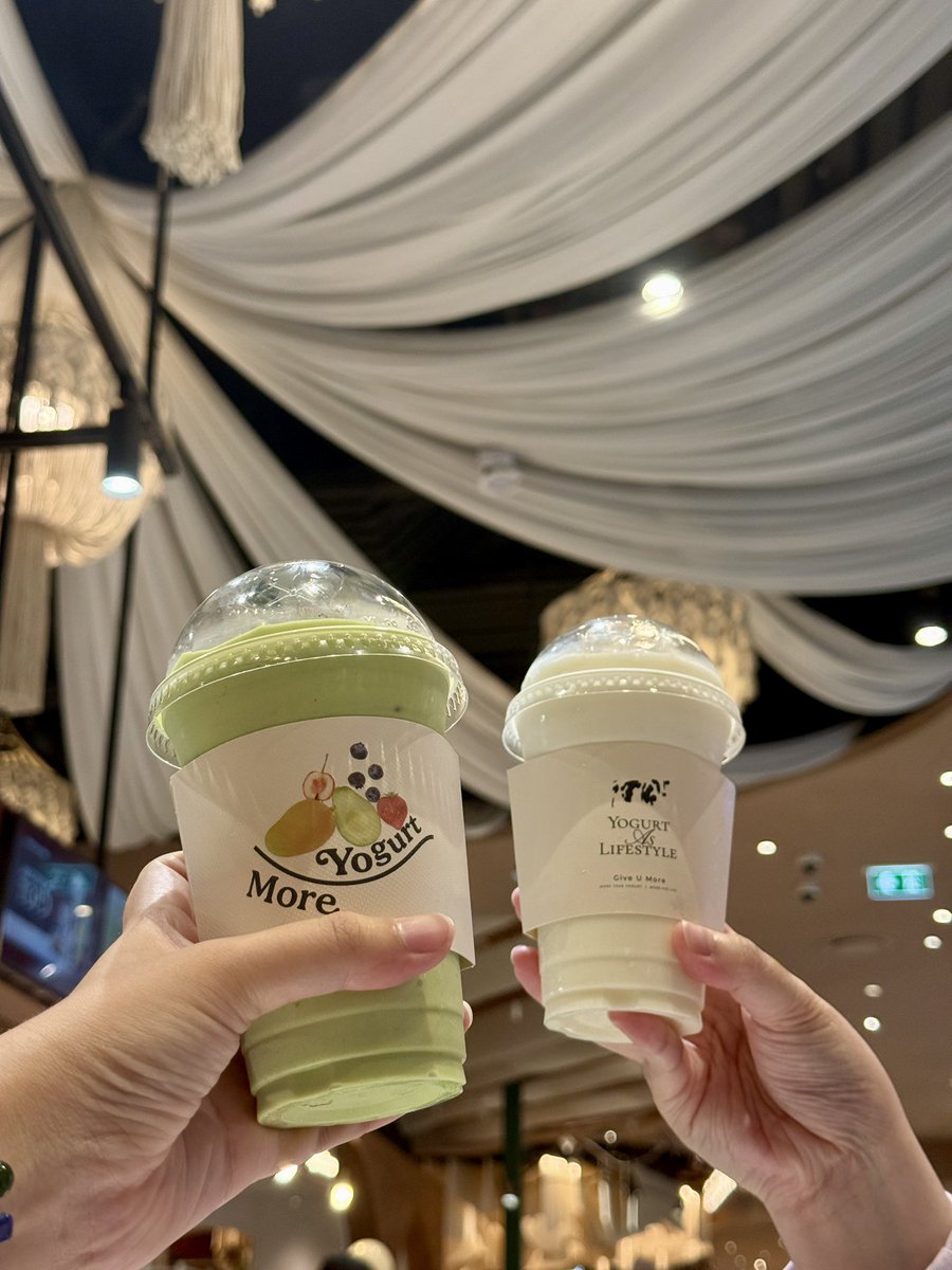 chingcbn's tweet photo. More Yogurt เปิดแล้วน้าา
ร้านอยู่ชั้น5 โซน Nextopia, Siam Paragon
วันนี้สั่ง2 เมนู 
- Original Yogurt Shake 🥤
- Pistachio Avocado Yogurt Shake 🥑

ส่วนตัวเราว่าราคาค่อนข้างแรงน้า 
- ตัวพิทาชิโอ้ มีความนัวอโวคาโด้เข้าไป มีความมันนัว มีซอสกับถั่วพิทาชิโอ้ หอมมาก เราชอบพิทาชิโอ้ ถูกใจสิ่งนี้😘 หักคะแนนตรงแก้วละเกือบ 200 🫩
- ตัวโยเกิร์ตธรรมดา ตอนชิม เหมือนนมเปรี้ยวมากกว่สโยเกิร์ต แล้วตอนแรกไม่ค่อยเย็น พอเขย่าๆ เองจนเย็นรสชาติดีขึ้น