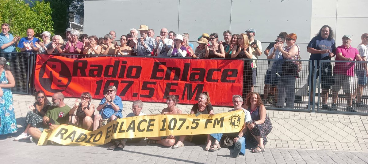 Radio_Enlace's tweet photo. Ahora mismo en Matapozuelos. El apoyo no para de crecer: sumamos más apariciones en medios, las firmas siguen aumentando y nos sentimos profundamente arropadxs. ¡Sigamos así, que la impunidad de este concejal no pase desapercibida, por mucho que hayan pretendido aprovechar agosto https://t.co/0uvDbbZt26
