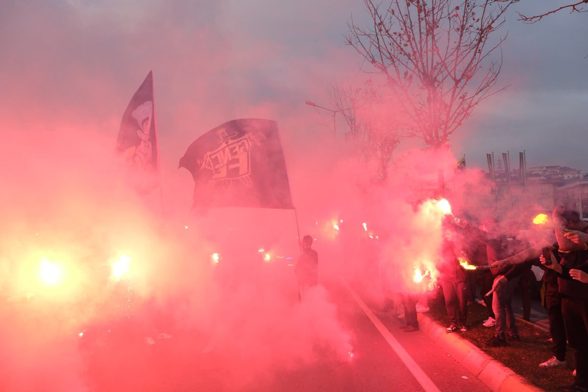 gencfborg's tweet photo. HEP BİRLİKTE SAMANDIRA’YA!

Fenerbahçe’mizin UEFA Şampiyonlar Ligi Ön Eleme maçı öncesinde takımımıza moral ve motivasyon vermek için bugün saat 18.00’de Samandıra Can Bartu Tesisleri’nde buluşuyoruz.

Meşalelerimizle, bayraklarımızla, sesimizle tüm taraftarlarımızı takımımızın yanında olduğumuzu hissettirmek için bu anlamlı buluşmaya davet ediyoruz.

Ulaşım: 🚇 M5 Üsküdar – Samandıra Metro Hattı ile Samandıra istasyonuna, 🚆 Marmaray ile Kartal istasyonuna gelerek buradan tesisimize giden otobüs ve dolmuşları kullanabilirsiniz.

#GençFenerbahçeliler
