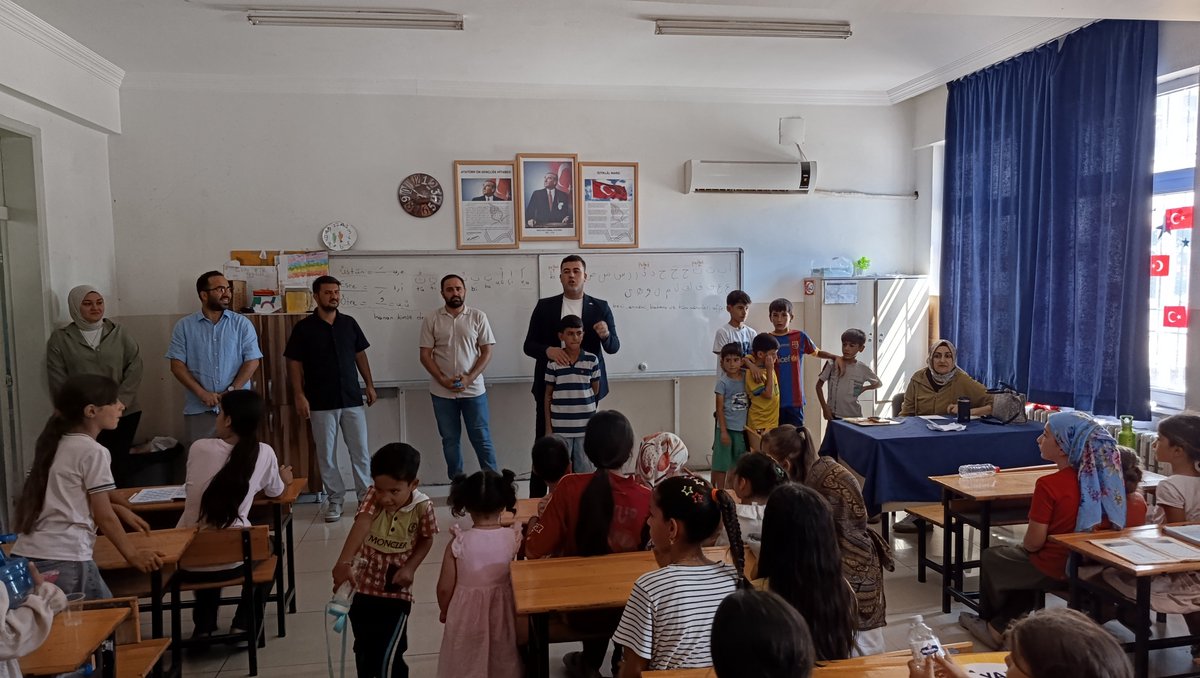 bese_yakup's tweet photo. 📍 Göllüce Mahallesi 

 Sadettin Batmazoğlu İlkokulu Tügva Kuran Kursunda il Gençlik Kolları Başkan Yardımcımız,Yürütme kurulu üyelerimiz ve  Gençlik kolları teşkilat mensuplarımız ile birlikte;

 Eğitim gören yavrularımızı ziyaret ederek dondurma ikramında bulunduk 

Çocuklarımızın yüzünü güldüren dondurma ikramları dolayısıyla Şehitkamil Belediye Başkanı Sn. Umut Yılmaz'a teşekkür ederiz .

@avyusufibis
@abdulhamitgul 
@ferdisenel25
@fmfedaioglu 
@FatmaSahin 
@avmustafadurmus 
@ismailguler027
@umutymz 
@avyaseminkaraca 
@AKPartiG_Antep 
@AKGenclikGM