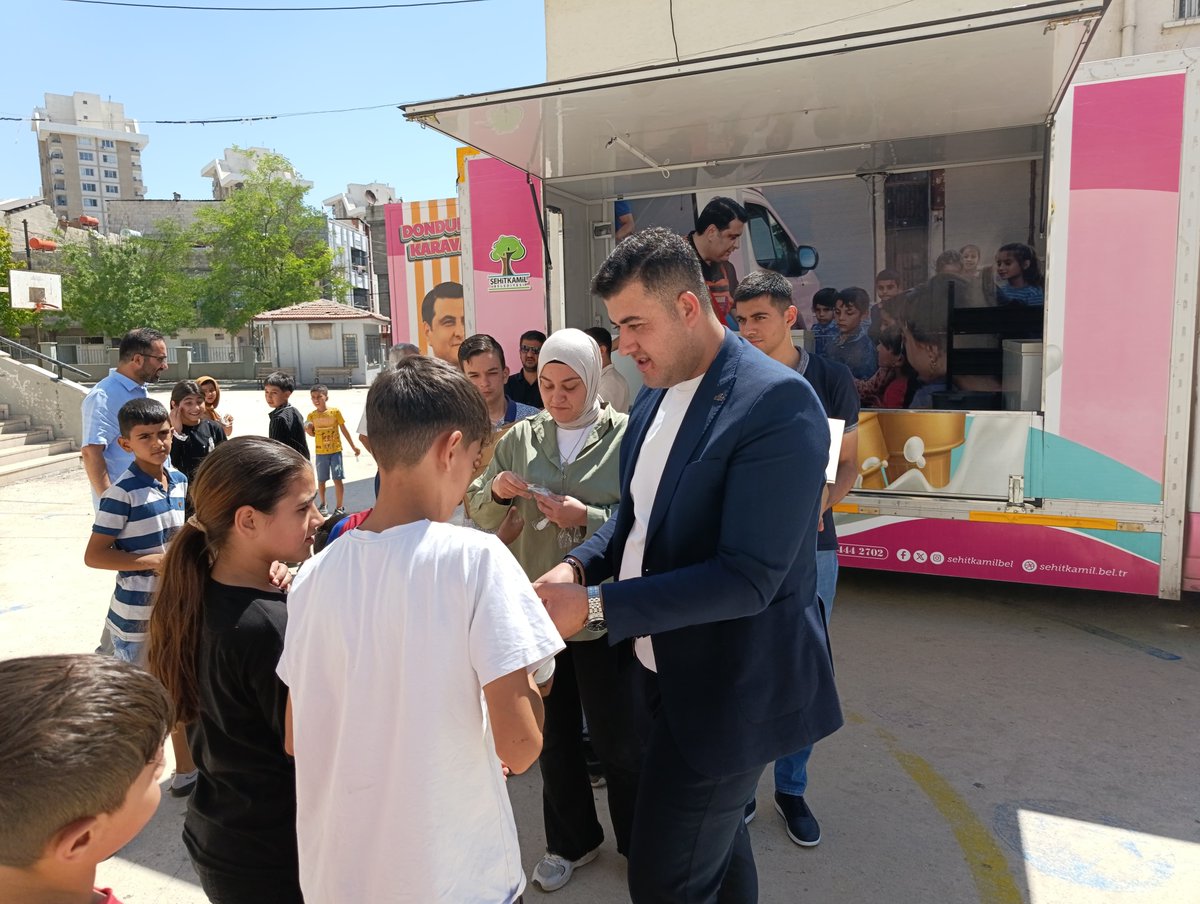 bese_yakup's tweet photo. 📍 Göllüce Mahallesi 

 Sadettin Batmazoğlu İlkokulu Tügva Kuran Kursunda il Gençlik Kolları Başkan Yardımcımız,Yürütme kurulu üyelerimiz ve  Gençlik kolları teşkilat mensuplarımız ile birlikte;

 Eğitim gören yavrularımızı ziyaret ederek dondurma ikramında bulunduk 

Çocuklarımızın yüzünü güldüren dondurma ikramları dolayısıyla Şehitkamil Belediye Başkanı Sn. Umut Yılmaz'a teşekkür ederiz .

@avyusufibis
@abdulhamitgul 
@ferdisenel25
@fmfedaioglu 
@FatmaSahin 
@avmustafadurmus 
@ismailguler027
@umutymz 
@avyaseminkaraca 
@AKPartiG_Antep 
@AKGenclikGM