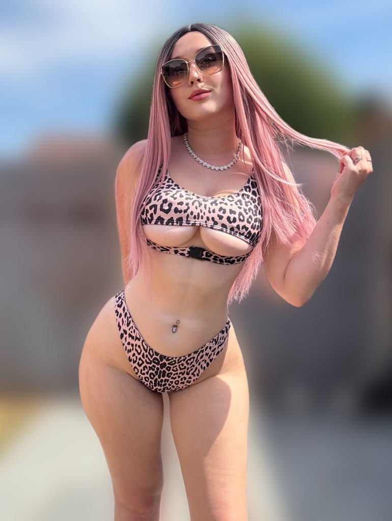 GoddessK1tty's tweet photo. You can’t deny that I’m your favourite bad habit https://t.co/DIorhggckR