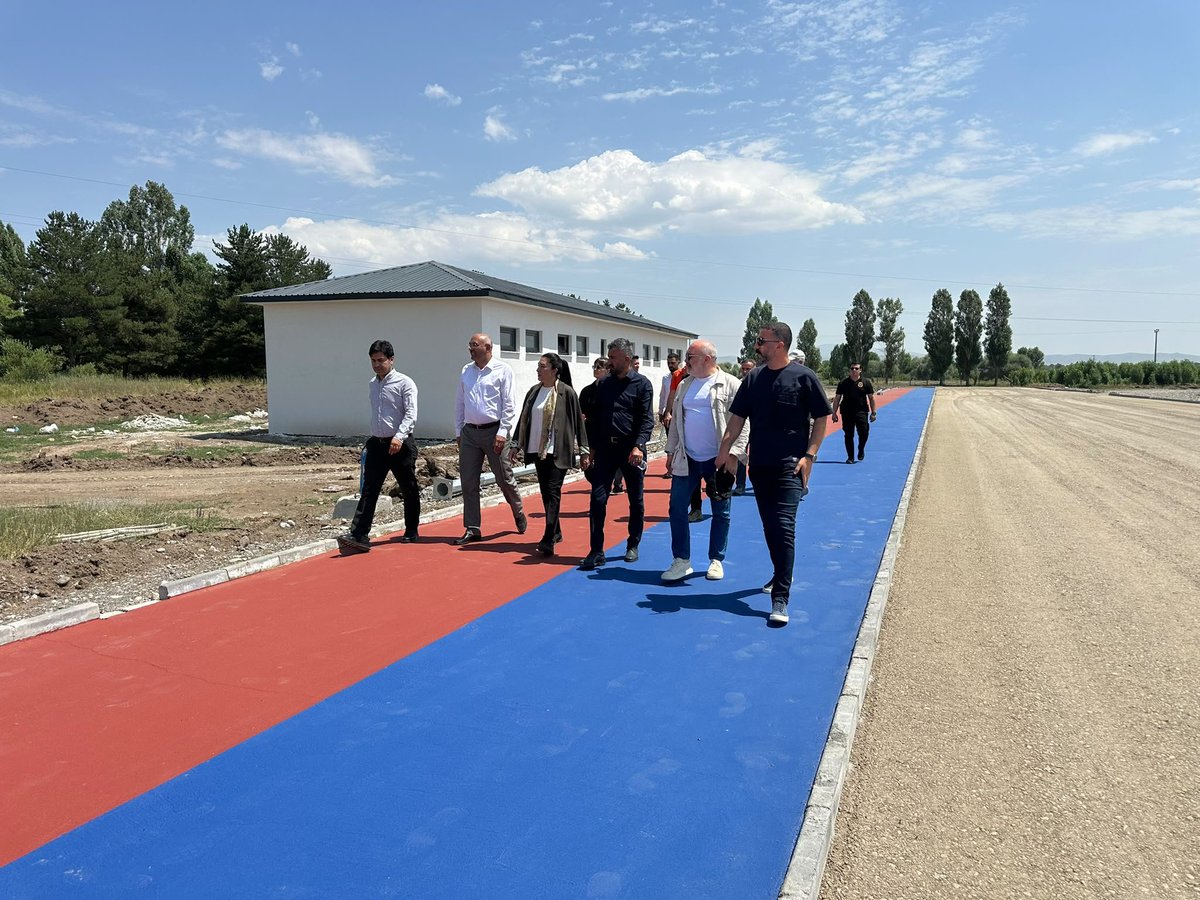 Ruken_Kilerci's tweet photo. 📍 TRT Park Mesire Alanı

Yapımı devam eden TRT Park Mesire Alanı Projesi'nde incelemelerde bulunarak yürütülen çalışmalar hakkında yetkililerden bilgi aldık.

100 dekar alan üzerine inşa edilen projede; yürüyüş ve bisiklet yolları, çocuk oyun alanları, gölet, spor sahaları, kır lokantası, türkü evi ve sosyal donatı alanlarıyla hemşehrilerimizin keyifle vakit geçirebileceği modern bir yaşam alanı oluşturuluyor.

Şehrimize değer katacak bu önemli yatırımın Ağrı’mıza hayırlı olmasını diliyor, emeği geçen herkese teşekkür ediyorum. 🇹🇷🌿

@Dtilhamiyildiz @akpartiagrii @tcagrivaliligi