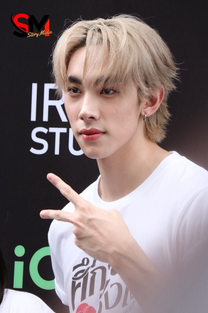 StoryMediaTH's tweet photo. “ดีแลนด์ - เดโชชัย ธิติอภิธาน”งานบวงสรวงซีรีส์ iQIYI Original "Hook Your Heart ศึกวันชิงใจ"
#HookYourHeart #ศึกวันชิงใจ #IronStudio
#iQIYIOriginal #iQIYI #ดีแลนด์ชอน
#ShawnChawitkan #Delanddechochai https://t.co/WwX2N9z35n
