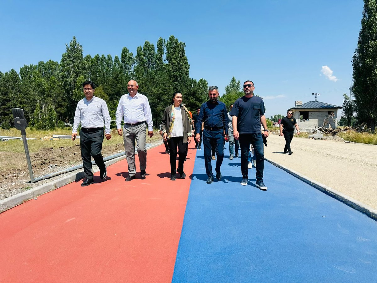 Ruken_Kilerci's tweet photo. 📍 TRT Park Mesire Alanı

Yapımı devam eden TRT Park Mesire Alanı Projesi'nde incelemelerde bulunarak yürütülen çalışmalar hakkında yetkililerden bilgi aldık.

100 dekar alan üzerine inşa edilen projede; yürüyüş ve bisiklet yolları, çocuk oyun alanları, gölet, spor sahaları, kır lokantası, türkü evi ve sosyal donatı alanlarıyla hemşehrilerimizin keyifle vakit geçirebileceği modern bir yaşam alanı oluşturuluyor.

Şehrimize değer katacak bu önemli yatırımın Ağrı’mıza hayırlı olmasını diliyor, emeği geçen herkese teşekkür ediyorum. 🇹🇷🌿

@Dtilhamiyildiz @akpartiagrii @tcagrivaliligi