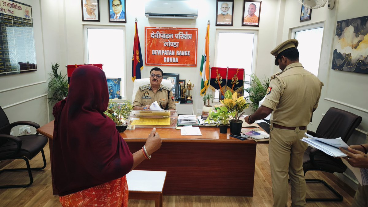 DIGDevipatan's tweet photo. @DIGDevipatan श्री अशोक कुमार द्वारा परिक्षेत्रीय कार्यालय में #जनसुनवाई कर शिकायतकर्ताओं की समस्याओं को सुना गया तथा प्राप्त सभी शिकायतों के त्वरित एवं गुणवत्तापूर्ण निस्तारण हेतु संबंधित को आवश्यक निर्देश दिए गए।
@AdgGkr https://t.co/TNmcMHTptE