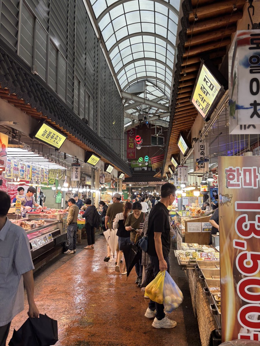 hato__popoo's tweet photo. 八達門を見て池洞市場 지동시장へ。食べ物が中心の市場でどれも美味しそう。アワビ安すぎだろ。個人的には廣蔵市場より好き。 https://t.co/U8TorjrA2m