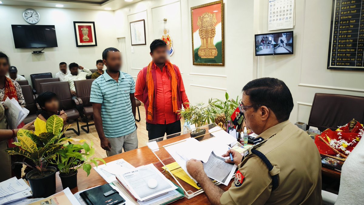 DIGDevipatan's tweet photo. @DIGDevipatan श्री अशोक कुमार द्वारा परिक्षेत्रीय कार्यालय में #जनसुनवाई कर शिकायतकर्ताओं की समस्याओं को सुना गया तथा प्राप्त सभी शिकायतों के त्वरित एवं गुणवत्तापूर्ण निस्तारण हेतु संबंधित को आवश्यक निर्देश दिए गए।
@AdgGkr https://t.co/TNmcMHTptE