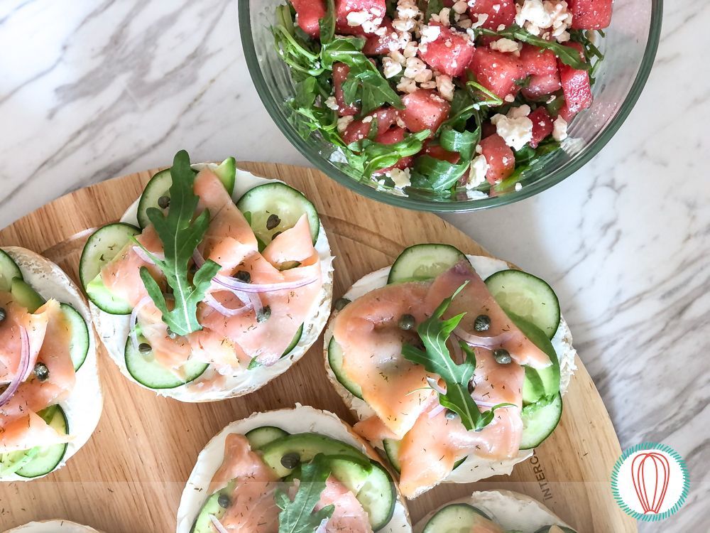 twofoodies's tweet photo. Estos bagels con salmón ahumado son la prueba de que una receta sencilla también puede verse espectacular. 🥯 Queso crema, aguacate, pepino, alcaparras y salmón ahumado crean un brunch delicioso en cuestión de minutos. ¿Los prepararías para el brunchito?

https://t.co/E93cOieW39 https://t.co/Zvj1SyJmsf