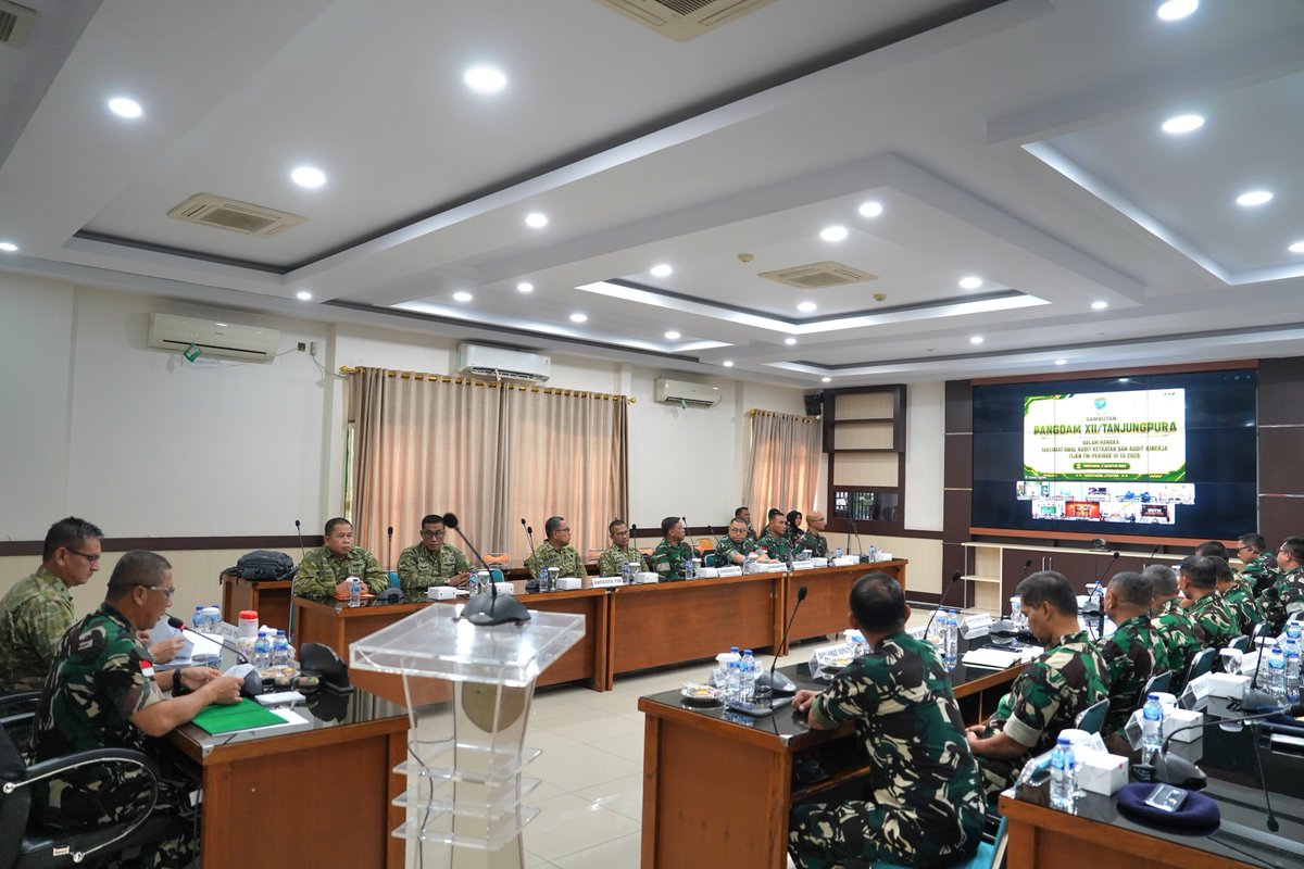 Kodam12Tpr's tweet photo. Kasdam XII/Tanjungpura Brigjen TNI Bambang Sujarwo menerima dan mendampingi Ketua Tim Audit Ketaatan dan Kinerja Itjen TNI Periode III Tahun Anggaran 2026, Marsma TNI Joko Triwibowo, di Ruang Yudha Makodam XII/Tanjungpura, Kubu Raya, Selasa (4/8/2026). https://t.co/5azguOVANC