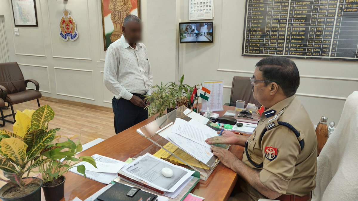 DIGDevipatan's tweet photo. @DIGDevipatan श्री अशोक कुमार द्वारा परिक्षेत्रीय कार्यालय में #जनसुनवाई कर शिकायतकर्ताओं की समस्याओं को सुना गया तथा प्राप्त सभी शिकायतों के त्वरित एवं गुणवत्तापूर्ण निस्तारण हेतु संबंधित को आवश्यक निर्देश दिए गए।
@AdgGkr https://t.co/TNmcMHTptE
