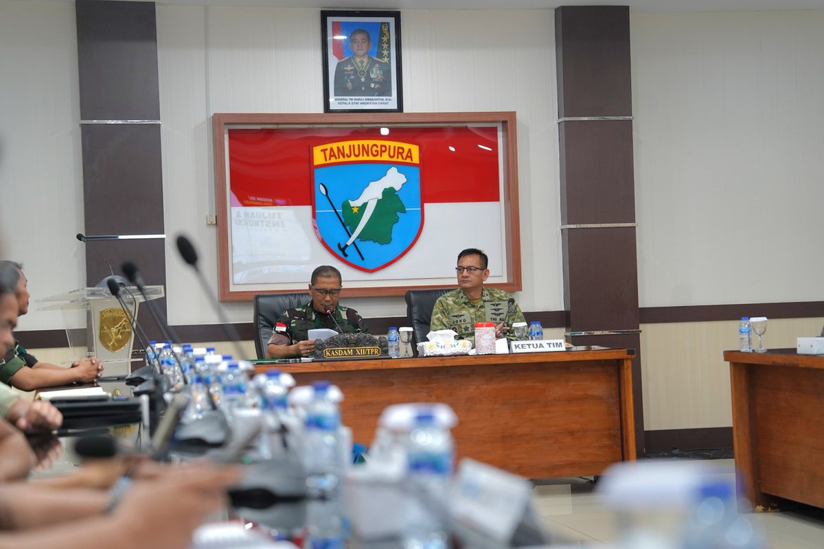 Kodam12Tpr's tweet photo. Kasdam XII/Tanjungpura Brigjen TNI Bambang Sujarwo menerima dan mendampingi Ketua Tim Audit Ketaatan dan Kinerja Itjen TNI Periode III Tahun Anggaran 2026, Marsma TNI Joko Triwibowo, di Ruang Yudha Makodam XII/Tanjungpura, Kubu Raya, Selasa (4/8/2026). https://t.co/5azguOVANC