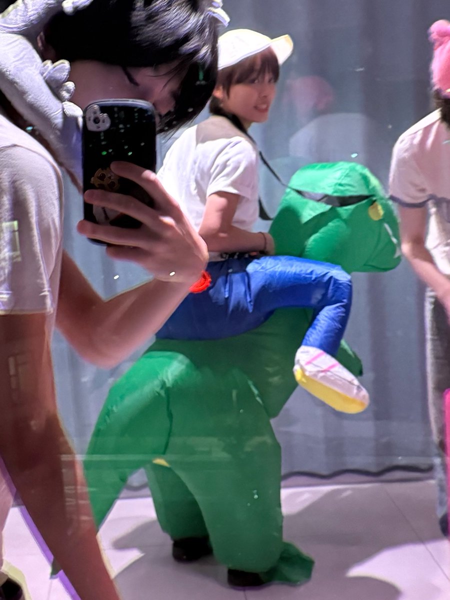 R2ku0628's tweet photo. 시온이 버블에 #리쿠 ㅋㅋㅋ 개얼딩쿠 🦖🦖 https://t.co/lgYXzHEGQB