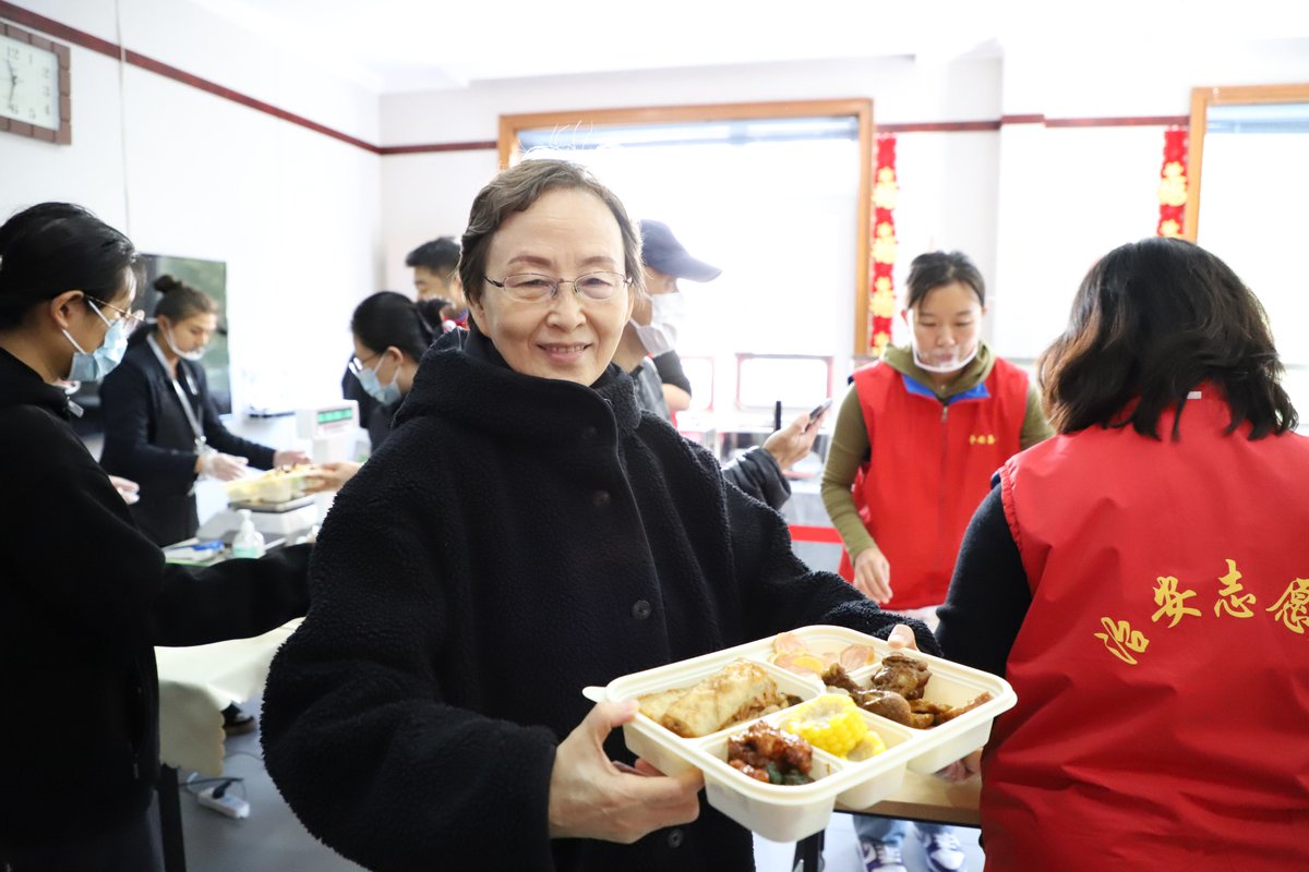 emily58sd4's tweet photo. [Spent my Saturday morning distributing warm meals u0026 listening to elderly stories at the community senior center. Small acts of kindness light up the whole day! ]， https://t.co/HhpndFioVt